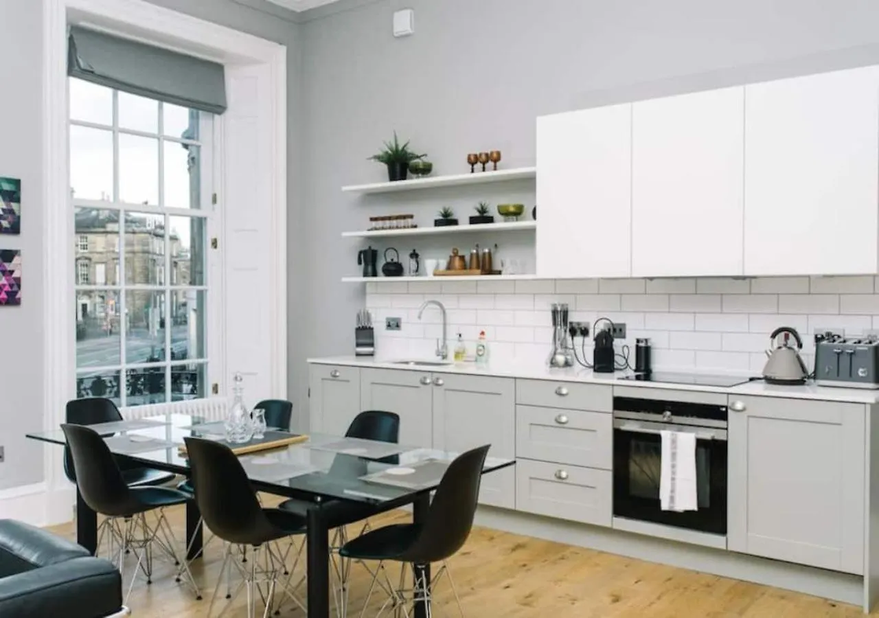 Joivy Bold And Spacious 1Bed Home, Near Haymarket Train Station Edinburgh