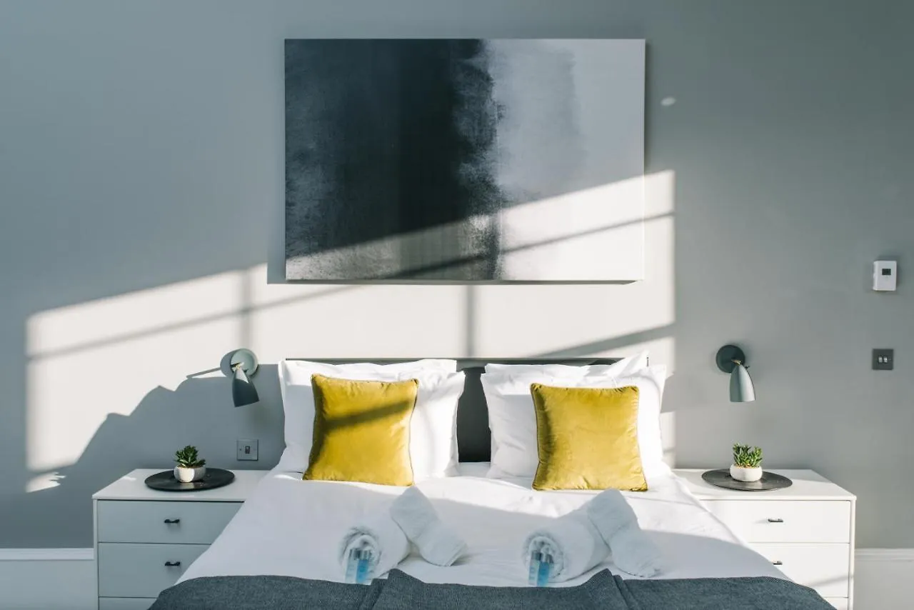 Joivy Bold And Spacious 1Bed Home, Near Haymarket Train Station Edinburgh