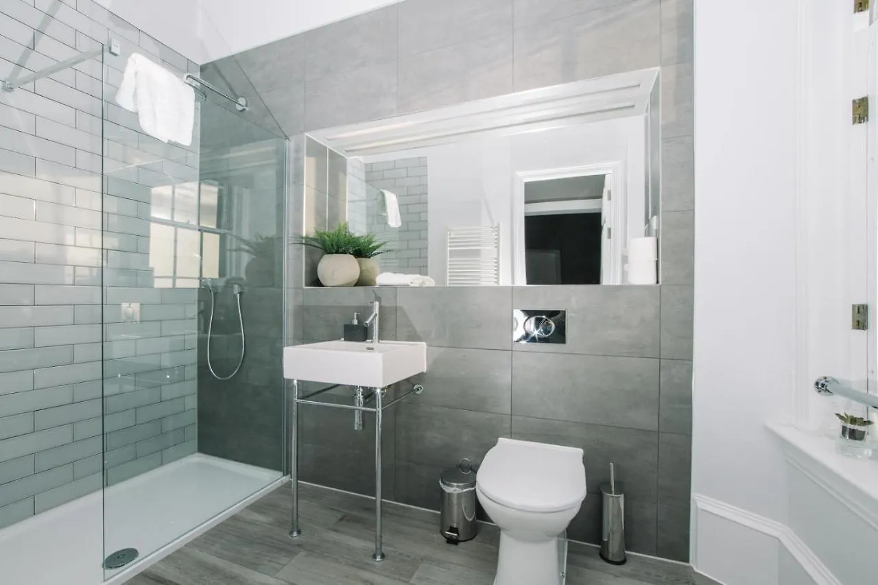 Joivy Bold And Spacious 1Bed Home, Near Haymarket Train Station Edinburgh
